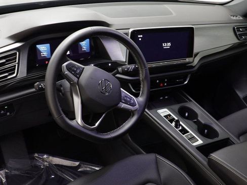 Used 2025 Volkswagen Atlas Cross Sport SE image 6