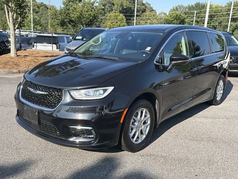 Used 2023 Chrysler Pacifica Touring-L FWD image 3