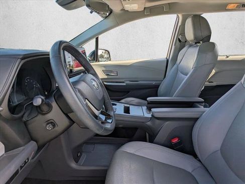 Certified 2022 Toyota Sienna Limited image 17