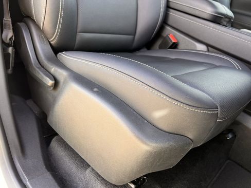 Used 2025 Chevrolet Traverse LT image 31