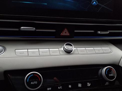 Used 2024 Hyundai Elantra Limited image 10