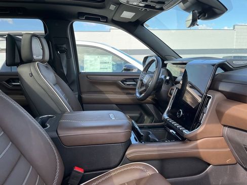 Used 2025 GMC Yukon Denali Ultimate AWD/4WD image 2