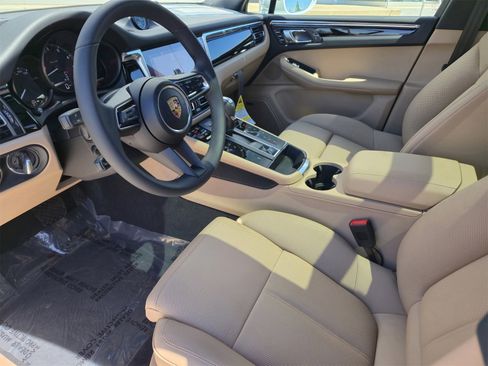 New 2025 Porsche Macan image 4