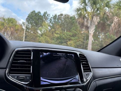 Used 2022 Jeep Grand Cherokee Limited image 18