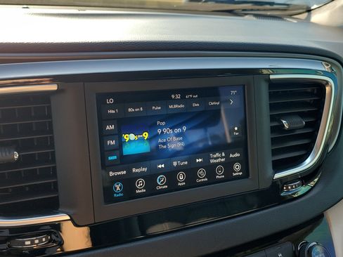 Used 2020 Chrysler Pacifica Touring w/ Cold Weather Group FWD image 32