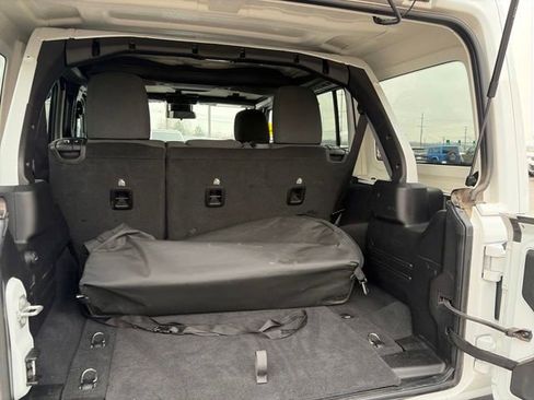 Used 2025 Jeep Wrangler Sahara image 26