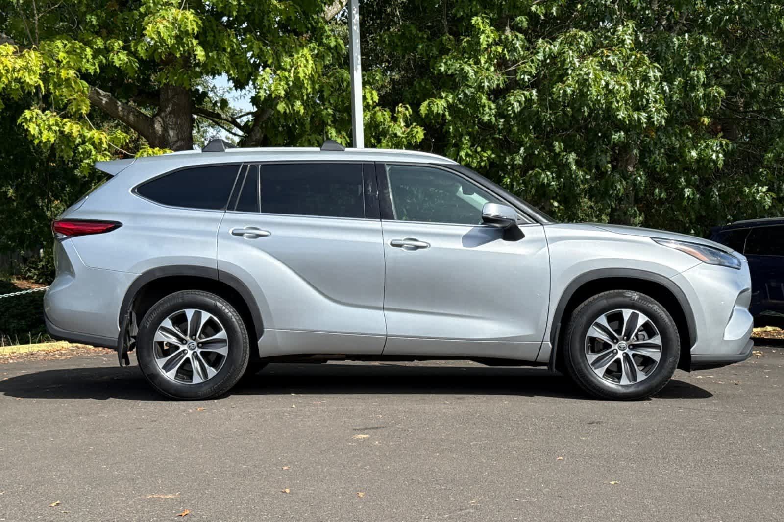 Used 2022 Toyota Highlander XLE AWD/4WD image 8