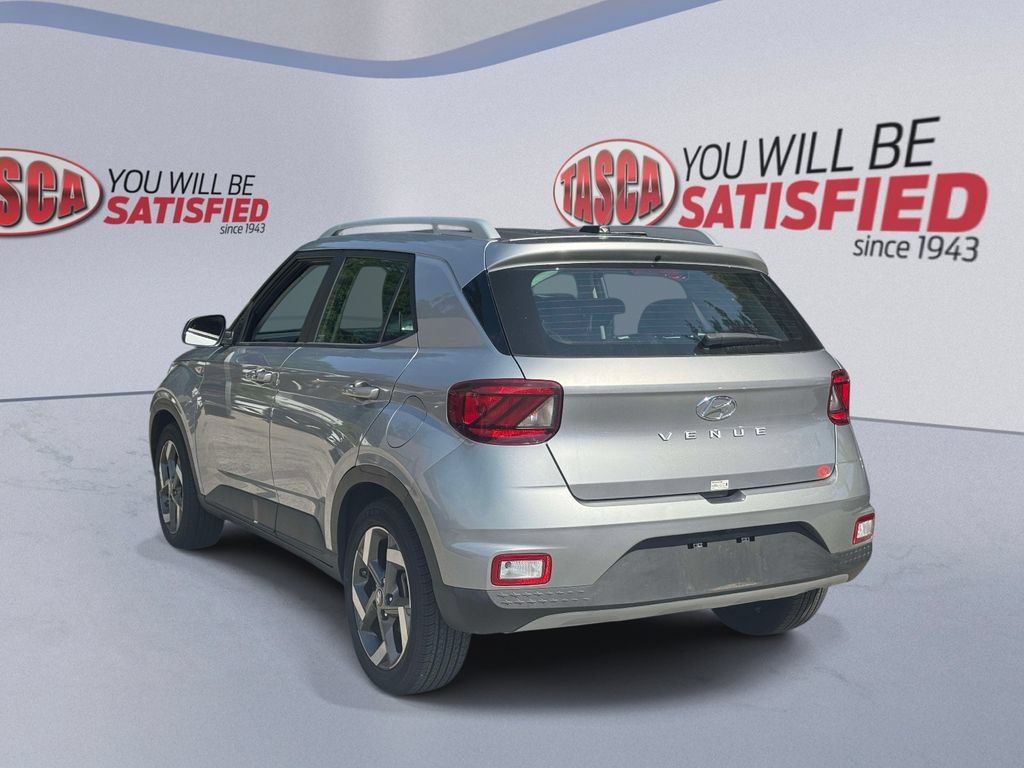 Used 2024 Hyundai Venue SEL FWD image 4