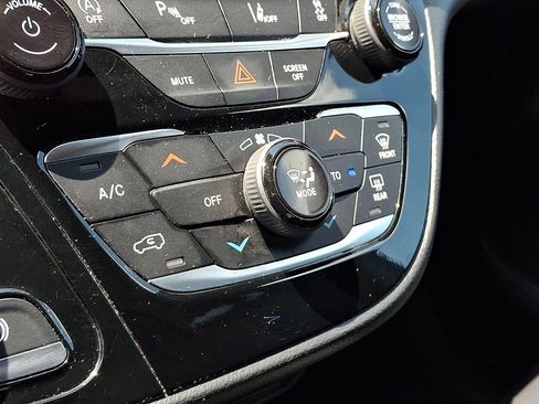 Used 2025 Chrysler Pacifica Select FWD image 15