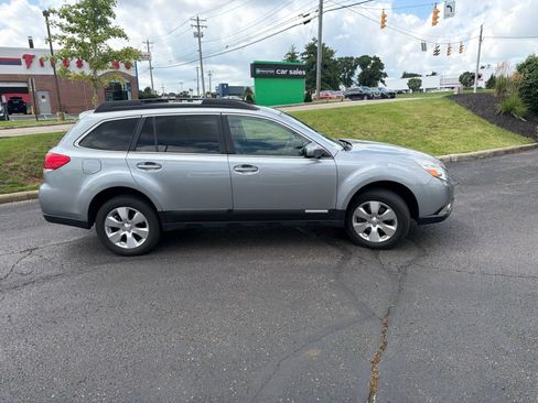 Used 2011 Subaru Outback 3.6R Limited w/ PWR Moonroof Pkg AWD/4WD image 9