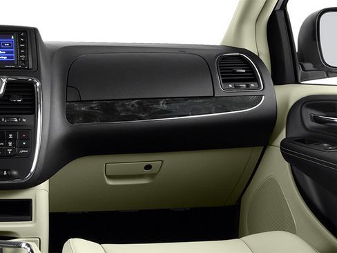 Used 2013 Chrysler Town & Country Touring FWD image 17