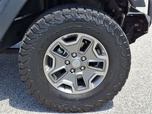 Used 2018 Jeep Wrangler Unlimited Rubicon w/ Connectivity Group AWD/4WD image 10