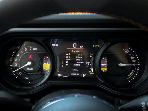 Used 2024 Jeep Wrangler Unlimited Sahara w/ Technology Group AWD/4WD image 21