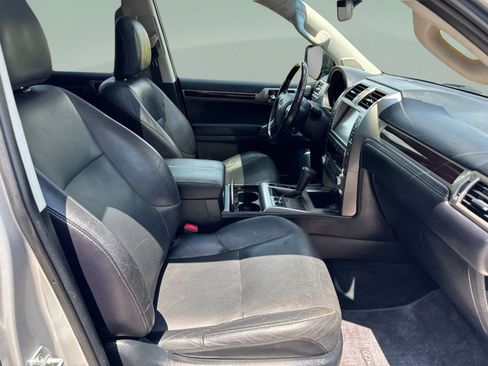 Used 2018 Lexus GX 460 Premium w/ Premium Package AWD/4WD image 29