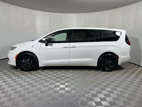 Used 2024 Chrysler Pacifica Limited FWD image 5