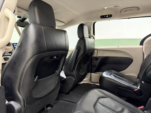 Used 2021 Chrysler Pacifica Touring-L FWD image 16