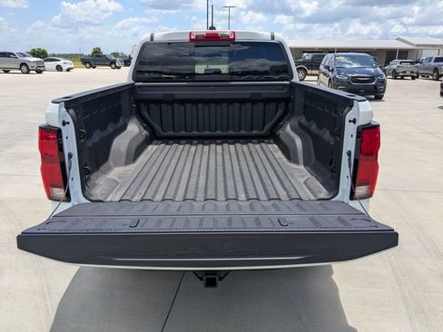 Used 2026 Chevrolet Colorado Z71 w/ Technology Package AWD/4WD image 14