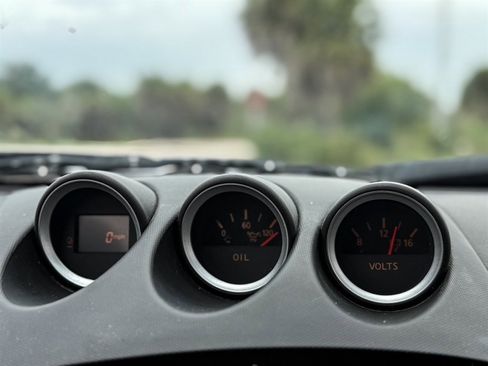 Used 2004 Nissan 350Z Enthusiast w/ Cargo Convenience Pkg image 19