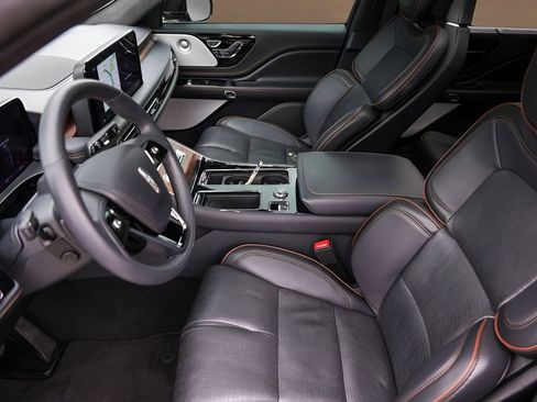Used 2025 Lincoln Aviator Black Label AWD/4WD image 9