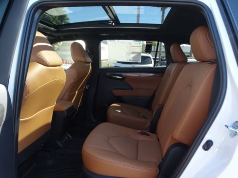 New 2026 Toyota Highlander Platinum image 13