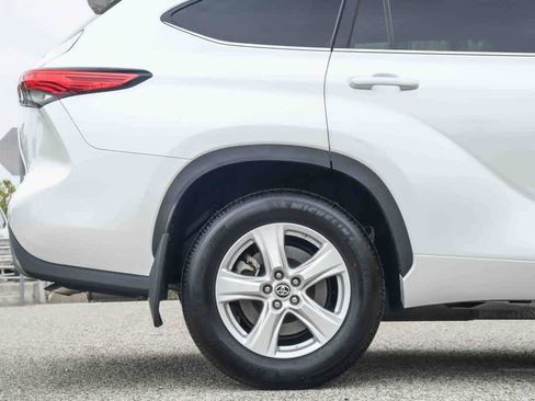 Used 2023 Toyota Highlander LE FWD image 10
