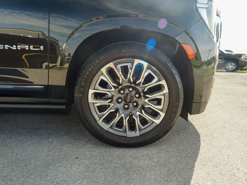 Used 2023 GMC Yukon XL Denali Ultimate AWD/4WD image 13