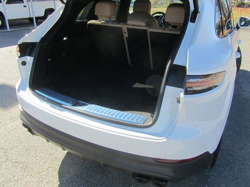 Used 2022 Porsche Cayenne image 19