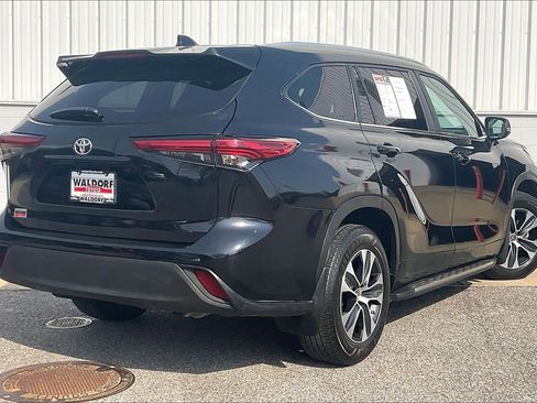 Used 2023 Toyota Highlander XLE image 16