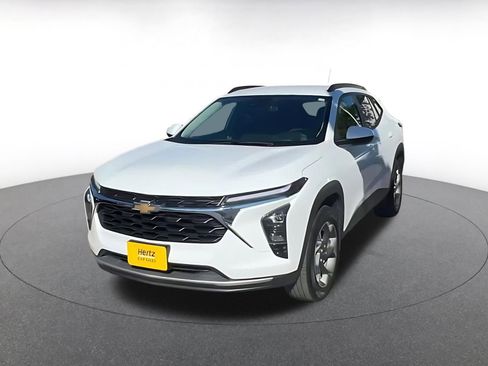 Used 2025 Chevrolet Trax LT FWD image 7