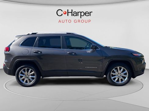 Used 2017 Jeep Cherokee Limited AWD/4WD image 2