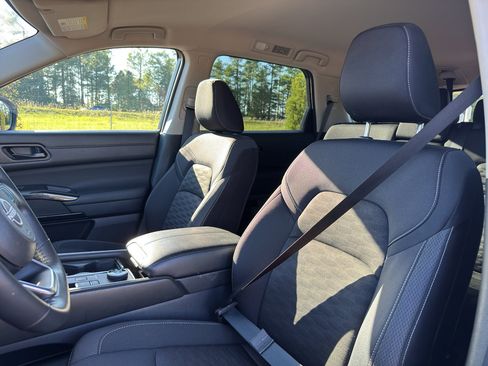 Used 2025 Nissan Pathfinder SV image 26