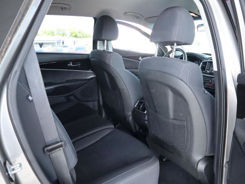 Used 2019 Kia Sorento FWD V6 image 32