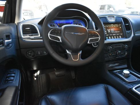 Used 2022 Chrysler 300 Touring L image 17