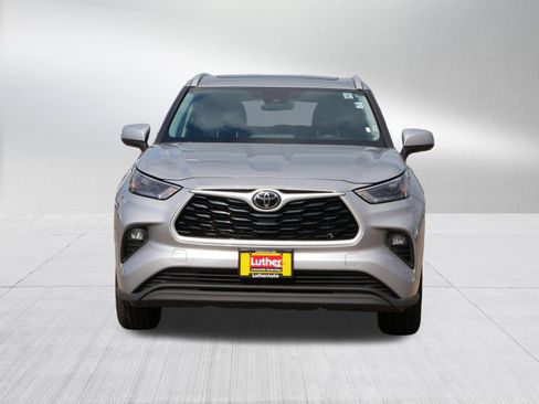 Used 2023 Toyota Highlander XLE AWD/4WD image 2