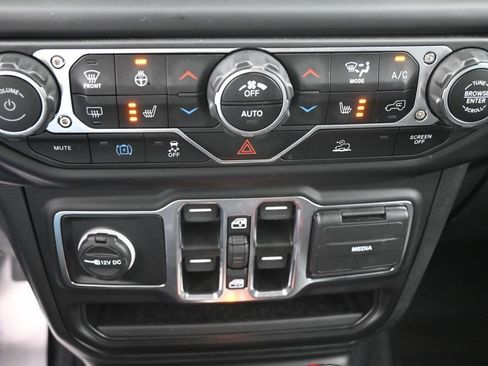 Used 2022 Jeep Wrangler Unlimited Sahara w/ Cold Weather Group AWD/4WD image 13