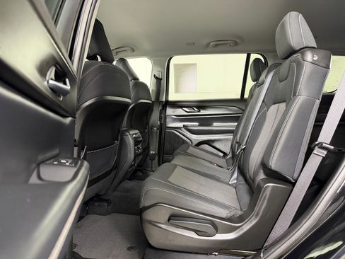 Used 2023 Jeep Grand Cherokee L Laredo image 12