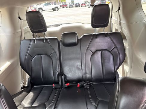 Used 2023 Chrysler Pacifica Touring-L FWD image 13