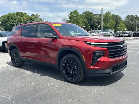 Used 2025 Chevrolet Traverse LT w/ Midnight/Sport Edition FWD image 2
