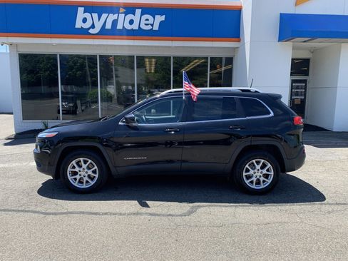 Used 2017 Jeep Cherokee Latitude w/ Cold Weather Group AWD/4WD image 3