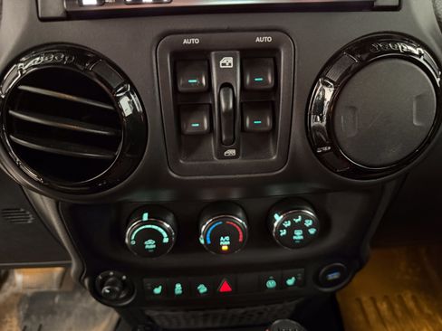 Used 2016 Jeep Wrangler Unlimited Sahara AWD/4WD image 15