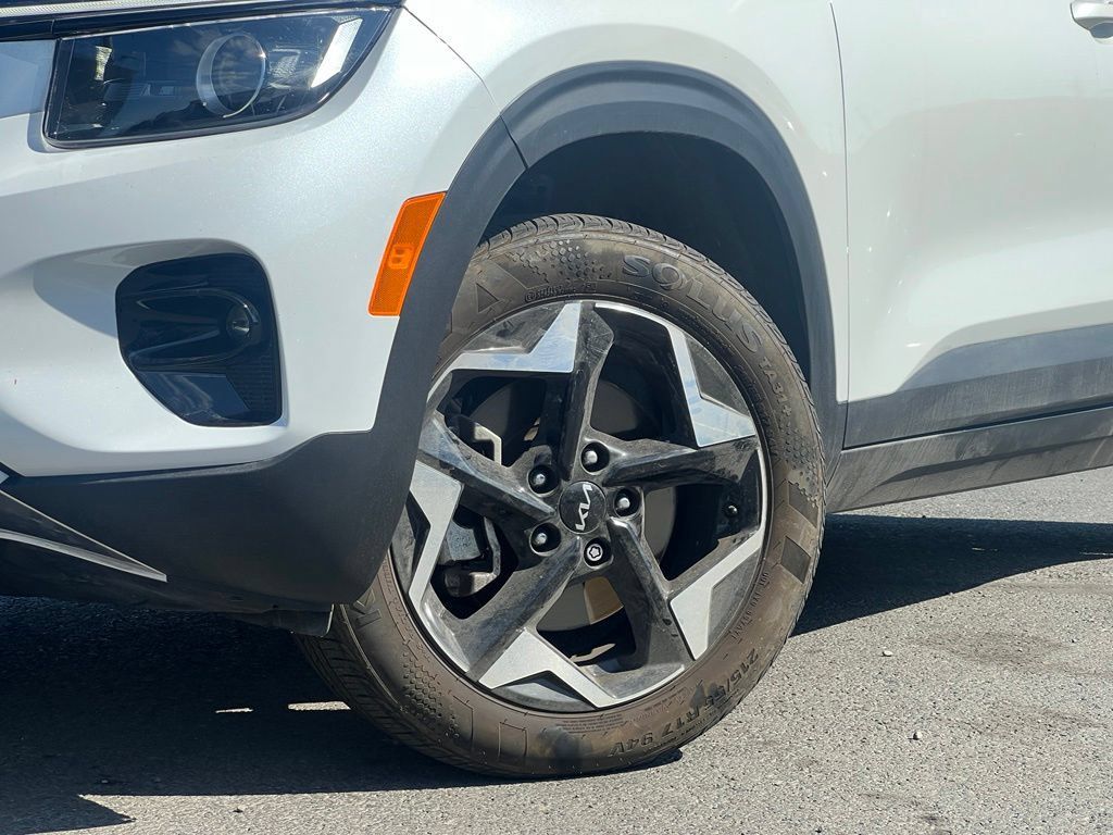 Certified 2025 Kia Seltos EX AWD/4WD image 2