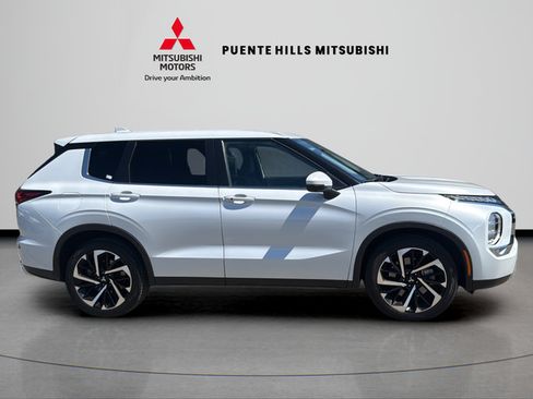Used 2023 Mitsubishi Outlander SE FWD image 4