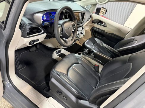 Used 2023 Chrysler Pacifica Touring-L FWD image 45