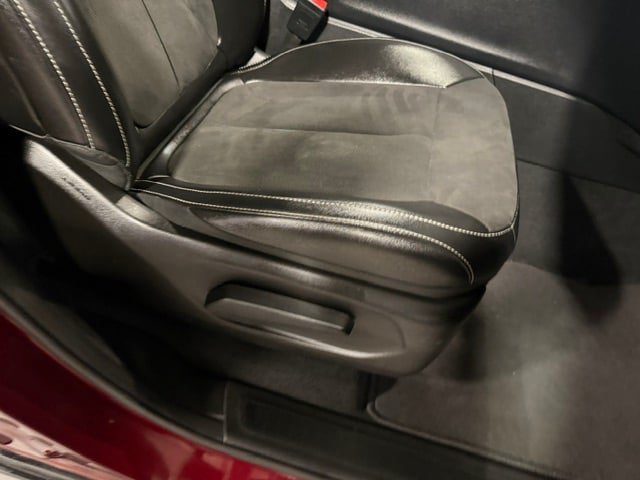 Used 2024 Jeep Grand Cherokee L Altitude AWD/4WD image 11