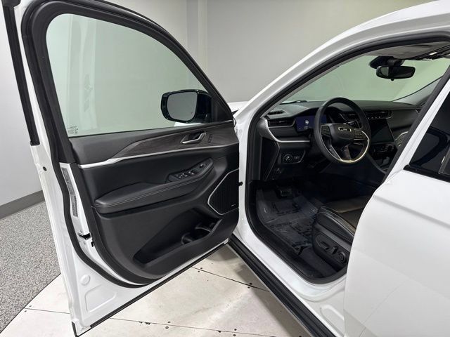 Used 2023 Jeep Grand Cherokee L Limited w/ Black Appearance Package AWD/4WD image 12