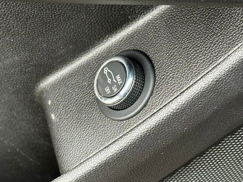 Used 2019 Chevrolet Traverse LT image 24