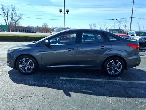 Used 2018 Ford Focus SE w/ SE Appearance Package image 5