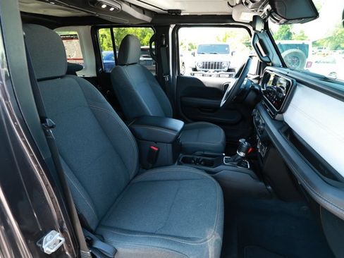 Used 2025 Jeep Wrangler Unlimited Sahara AWD/4WD image 26