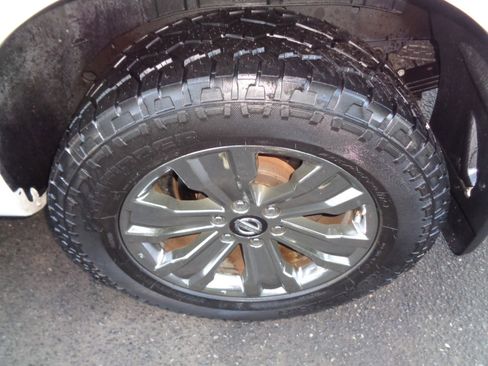 Used 2018 Nissan Titan SV w/ SV Convenience Package image 27