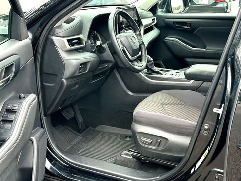 Used 2024 Toyota Highlander LE AWD/4WD image 10